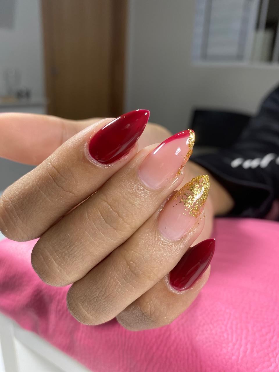 Alongamento vermelho e dourado