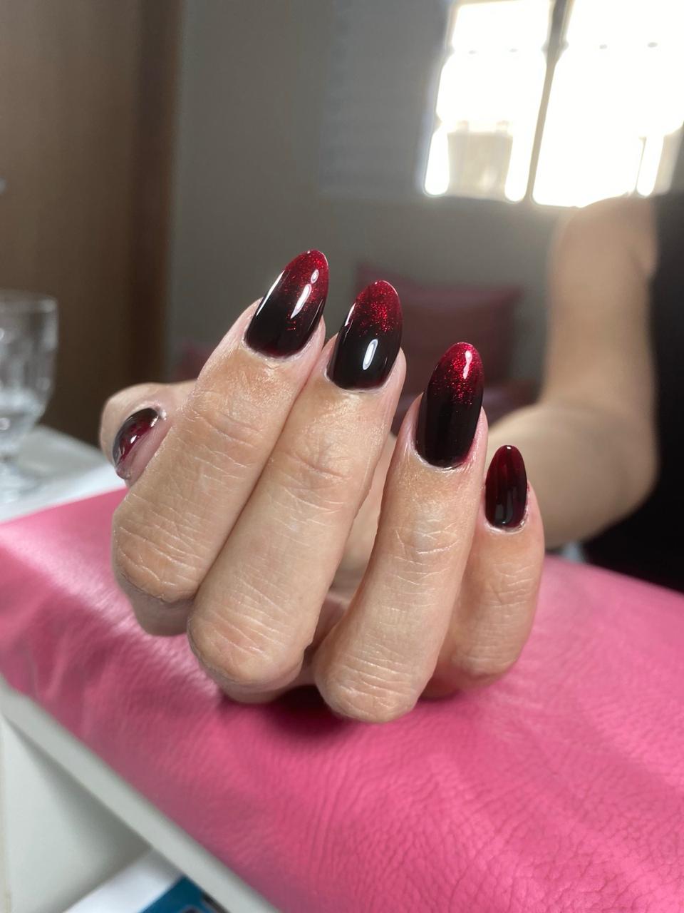 Banho de gel vinho com brilho